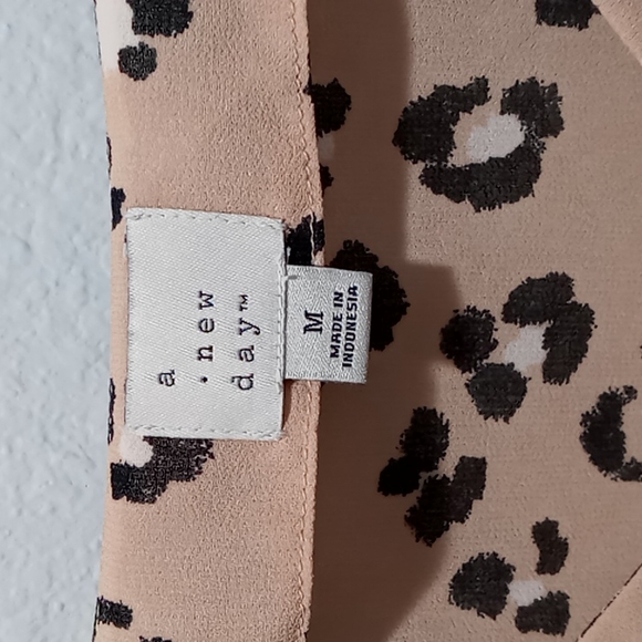 Bee neck, leopard print, long sleeve blouse. - Picture 2 of 3